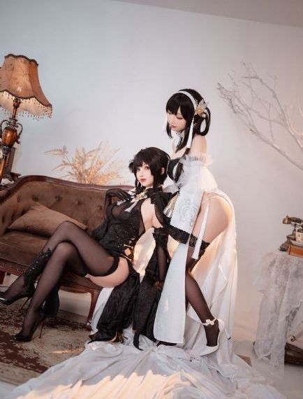 美女被挠痒痒